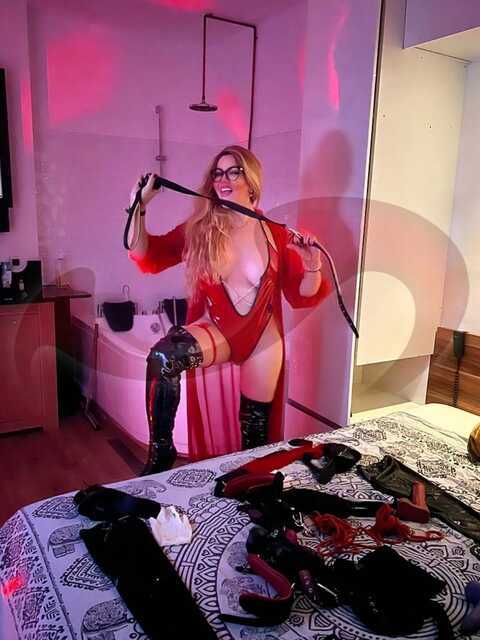 - Transsexuelle | Shemales:  TS Gloria Open Mind  in Oberösterreich  / Pasching , Kremstal Bundesstraße 5